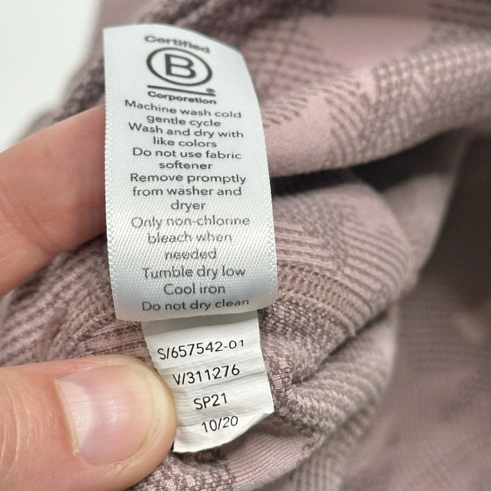 ATHLETA Womens Small TALL Pink Ultimate Stash Pocket Texture Camo Capri Leggings